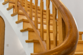 Geschwungene Treppe - Architektenvilla in Waldrandlage